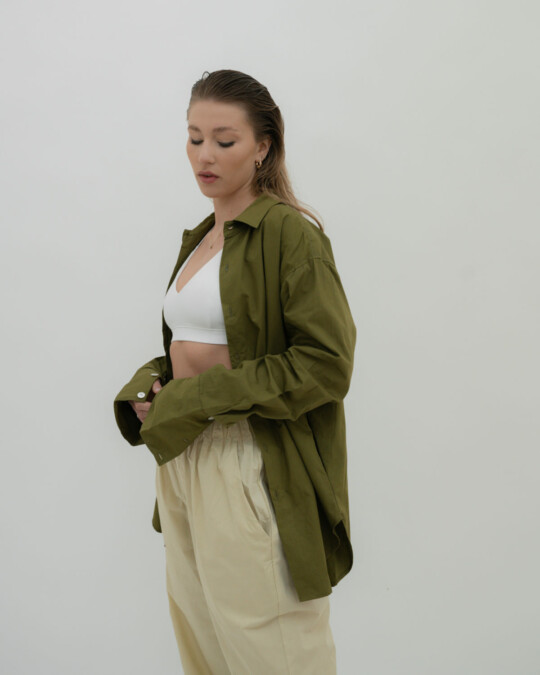 The Oversized Shirt Khaki_abbildung_model_bildnr3