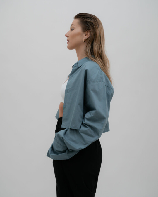 The Cropped Shirt Blue_abbildung_model_bildnr1