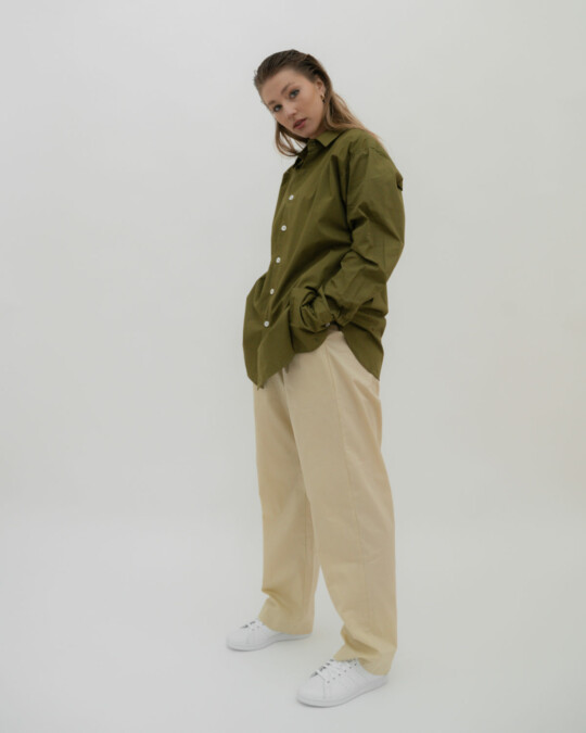 The Oversized Shirt Khaki_abbildung_model_bildnr1