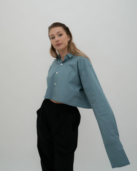 The Cropped Shirt Blue_abbildung_model_bildnr2