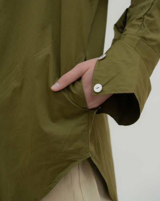 The Oversized Shirt Khaki_abbildung_model_bildnr4