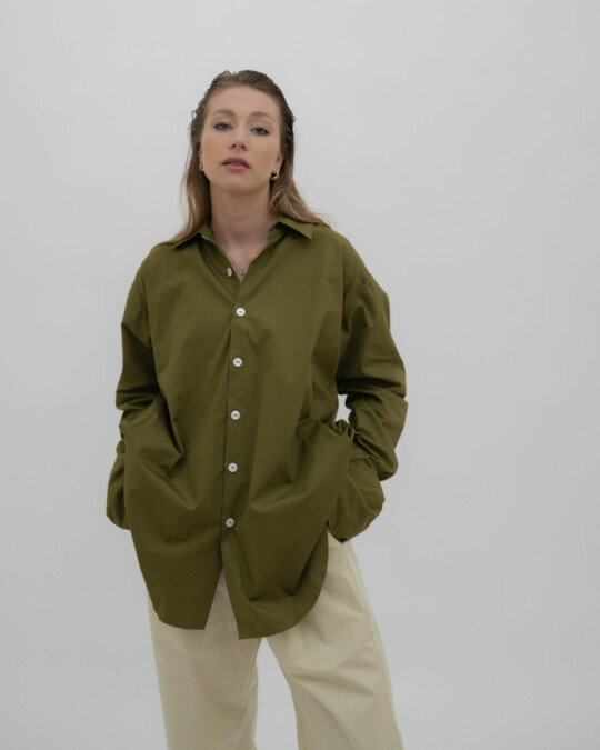 The Oversized Shirt Khaki_abbildung_model_bildnr0