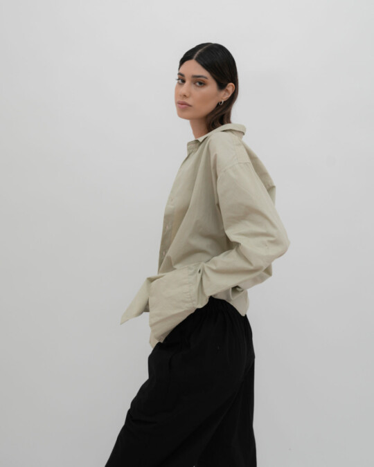 The Oversized Shirt Sand_abbildung_model_bildnr1