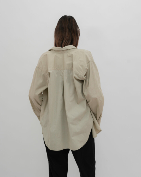 The Oversized Shirt Sand_abbildung_model_bildnr2