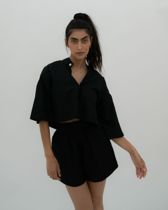 The Cropped Shirt Short Sleeve Black_abbildung_model_bildnr0