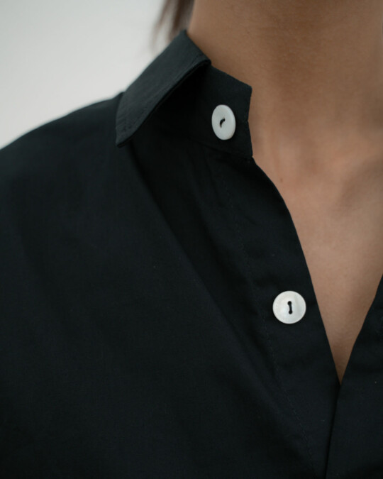 The Cropped Shirt Short Sleeve Black_abbildung_model_bildnr1