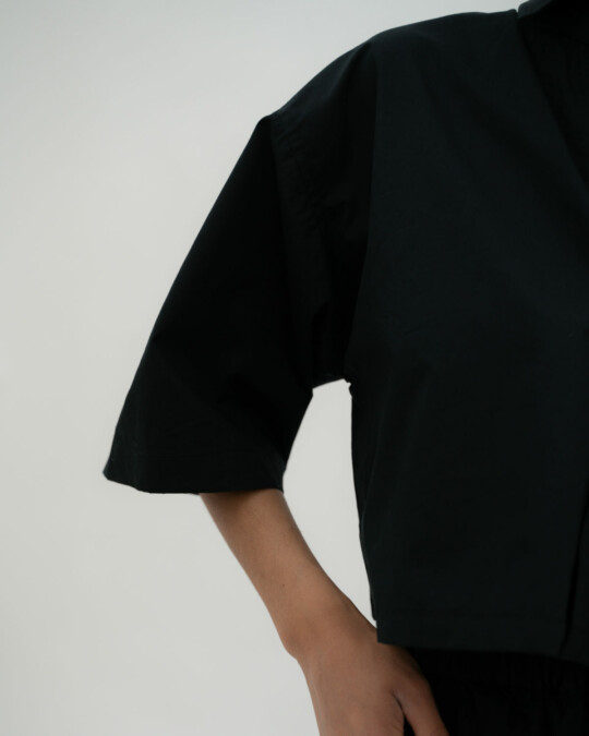 The Cropped Shirt Short Sleeve Black_abbildung_model_bildnr2