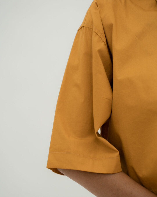 The Cropped Shirt Short Sleeve Dusty Orange_abbildung_model_bildnr2