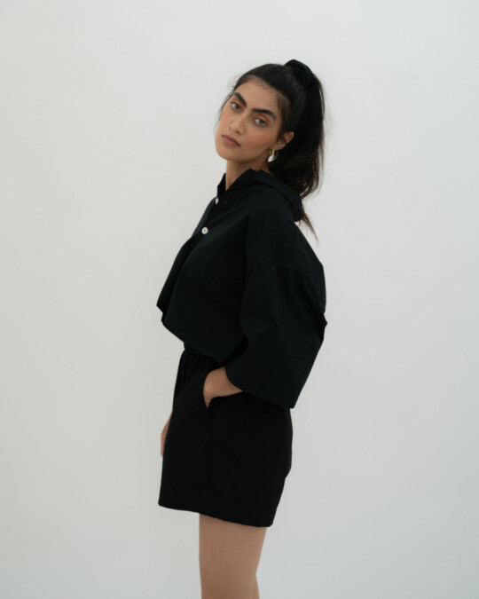 The Cropped Shirt Short Sleeve Black_abbildung_model_bildnr3