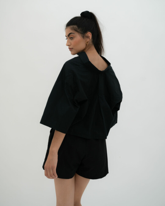 The Cropped Shirt Short Sleeve Black_abbildung_model_bildnr4