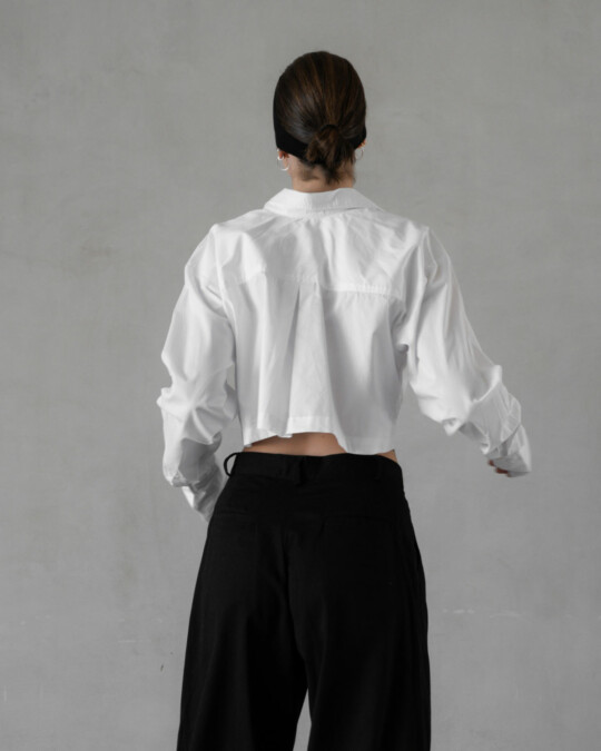 The Cropped Shirt White_abbildung_model_bildnr3
