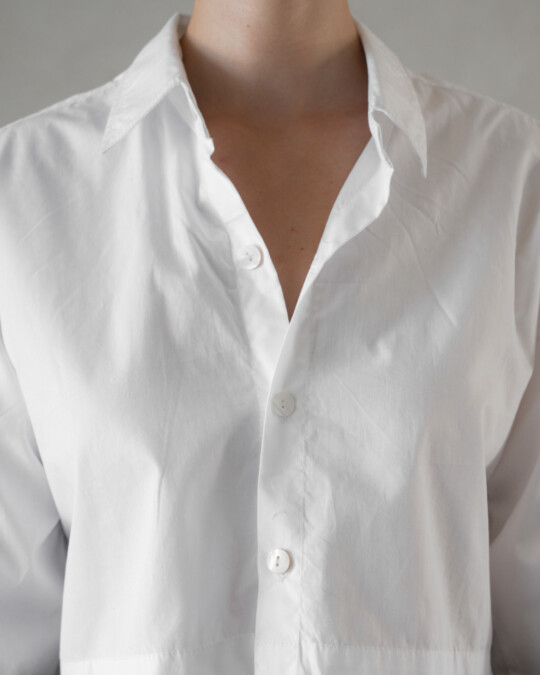 The Cropped Shirt White_abbildung_model_bildnr5