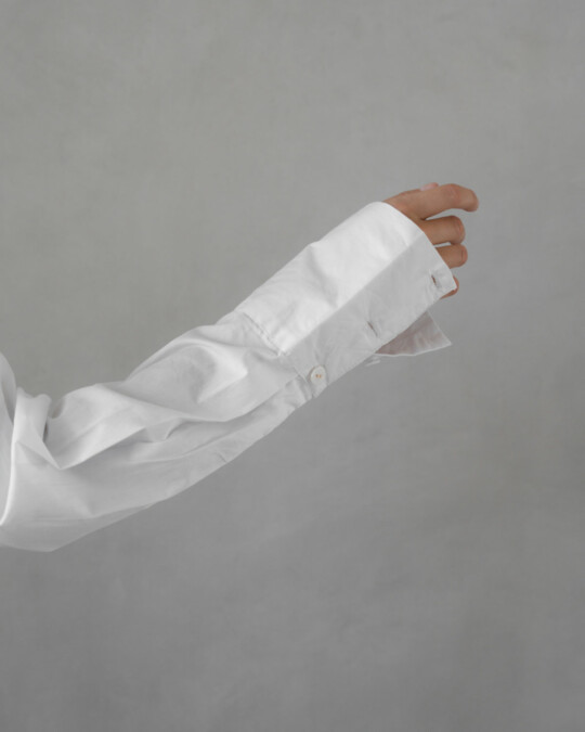 The Cropped Shirt White_abbildung_model_bildnr4
