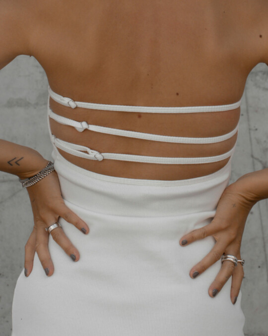 The Bandeau Dress White_abbildung_model_bildnr4