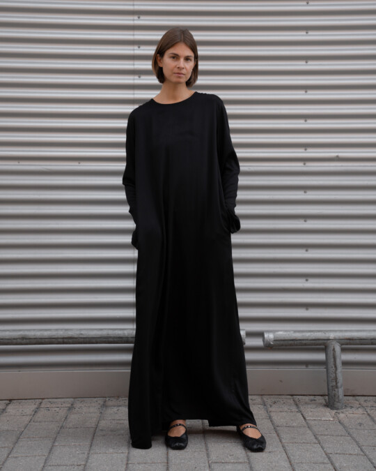 The Maxi Dress Black_abbildung_model_bildnr1