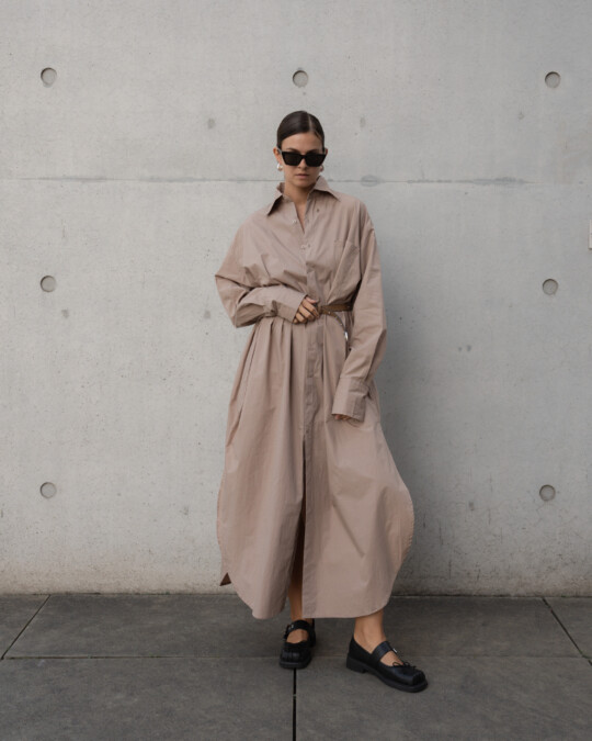 The Shirt Dress Taupe_abbildung_model_bildnr5