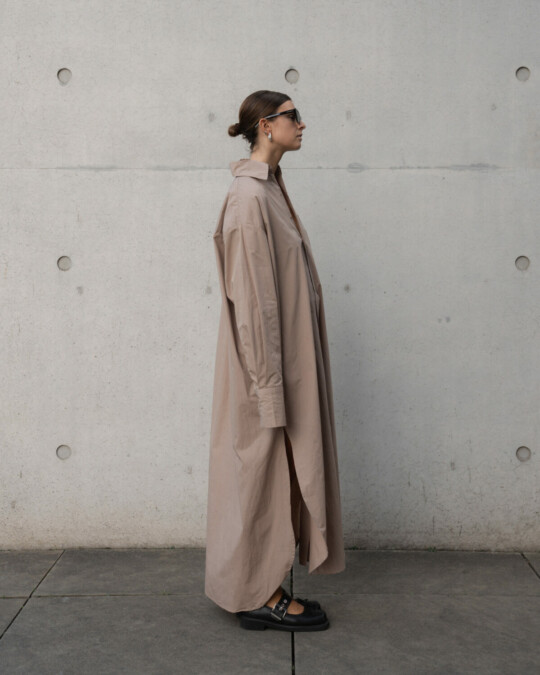 The Shirt Dress Taupe_abbildung_model_bildnr2