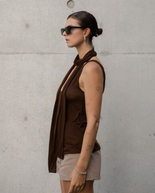 The Not-So-Basic Top with Scarf Brown_abbildung_model_bildnr2