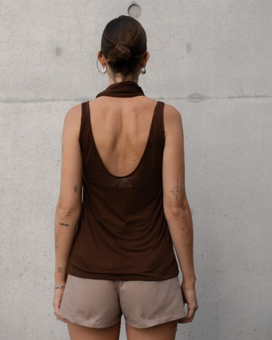 The Not-So-Basic Top with Scarf Brown_abbildung_model_bildnr3