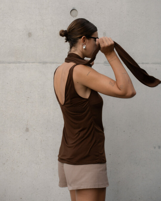 The Not-So-Basic Top with Scarf Brown_abbildung_model_bildnr0