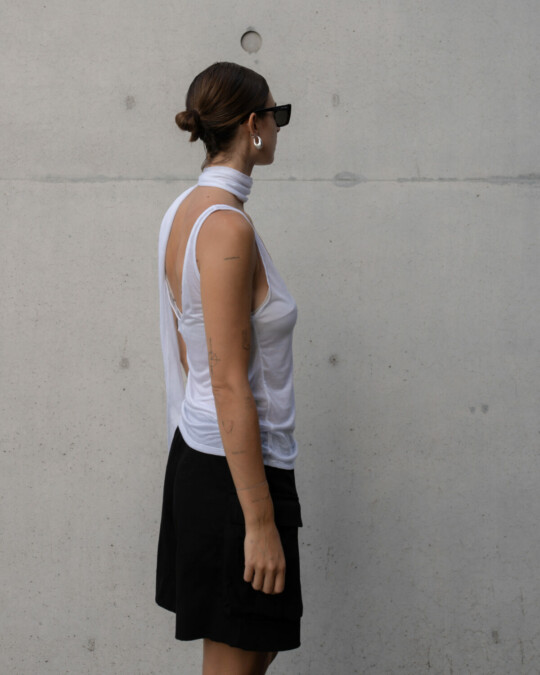 The Not-So-Basic Top with scarf White_abbildung_model_bildnr1