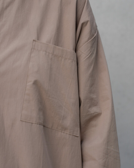 The Shirt Dress Taupe_abbildung_model_bildnr3