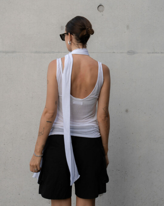 The Not-So-Basic Top with scarf White_abbildung_model_bildnr2