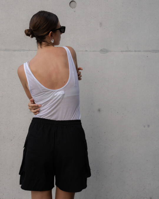 The Not-So-Basic Top with scarf White_abbildung_model_bildnr4