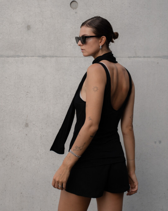 The Not-So-Basic Top with Scarf Black_abbildung_model_bildnr1