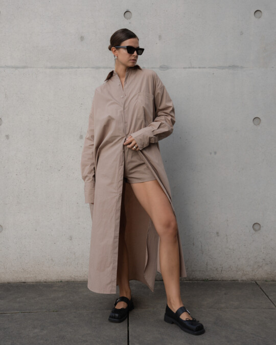 The Shirt Dress Taupe_abbildung_model_bildnr7