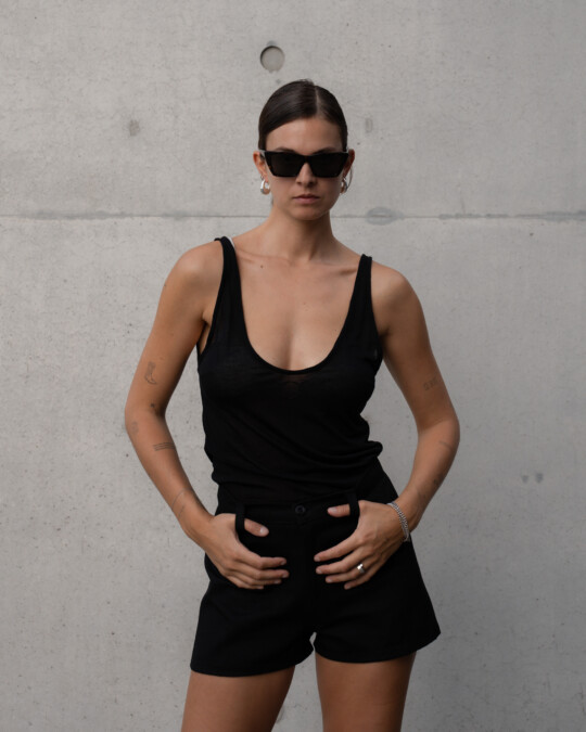 The Not-So-Basic Top with Scarf Black_abbildung_model_bildnr5